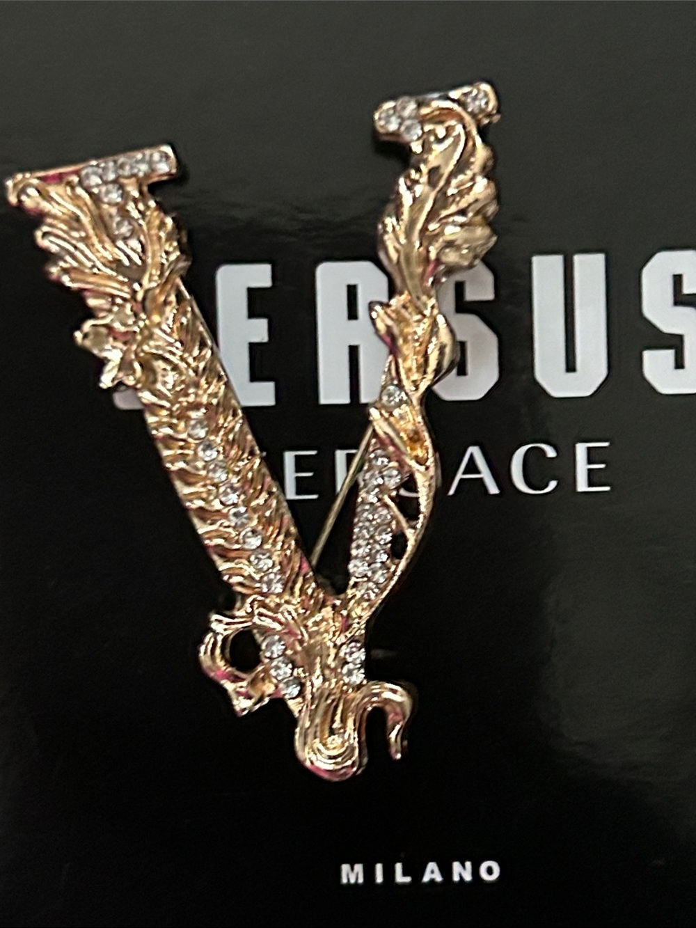 V GOLD-TONE AND adorned CRYSTAL BROOCH 🔥 3cm length statement